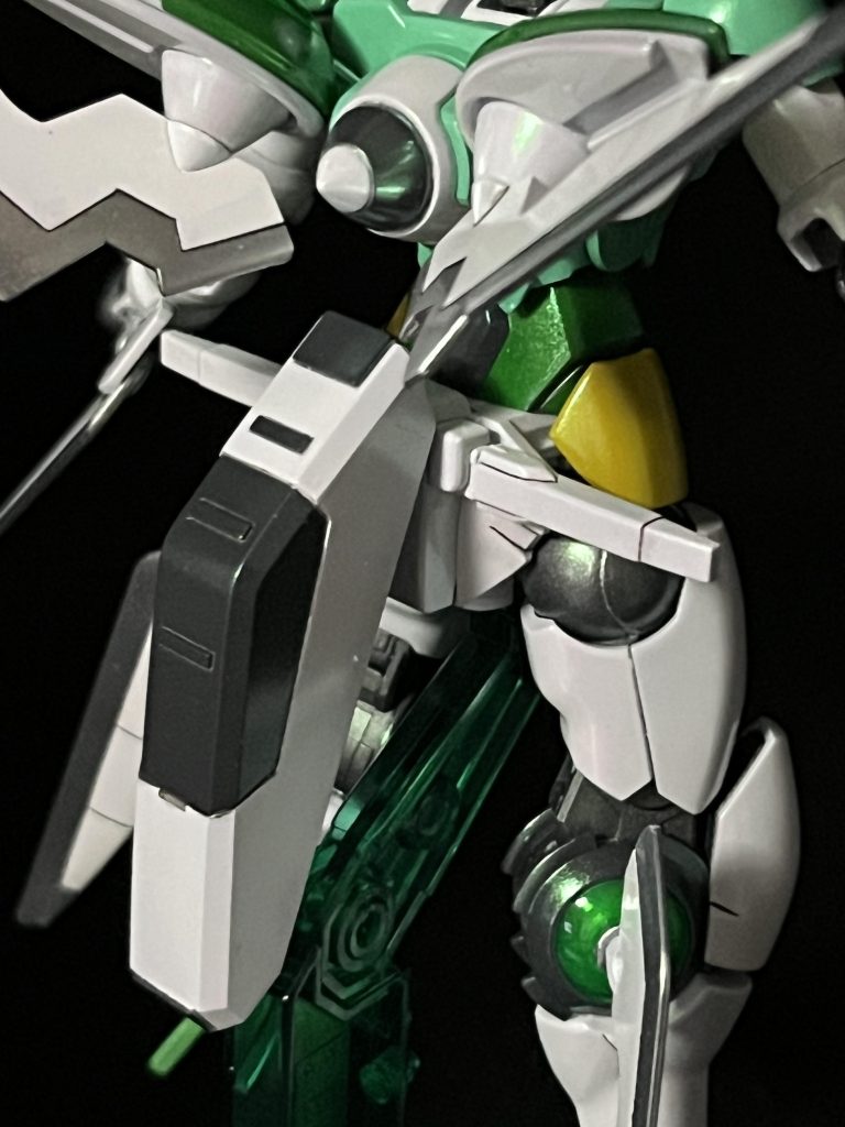 全体にクリスタルカラーを吹いたことで、光の当たり方によって表面がグリーンになります。これも、GNドライブ搭載機ではより効果的になるかと思って使いました。