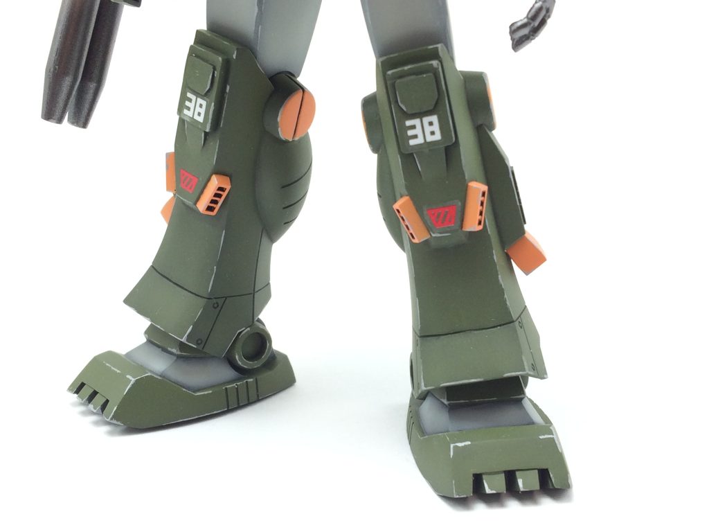 足首は接地性を高める為、アルミ線で接続しています。固定ポーズになりますが、手軽に加工できる方法ですね。