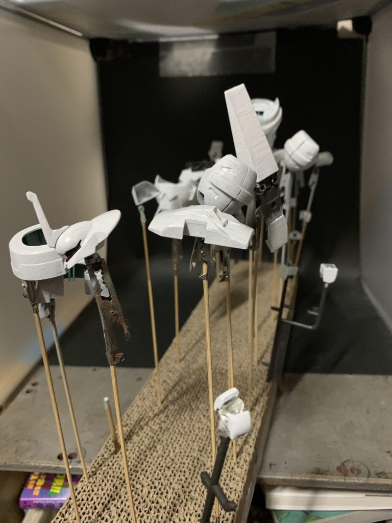 塗装中。筆で白を塗るという苦行🫠ウェザリング前提なので塗りむらは気にせず厚めで塗りましたが、それでも1パーツあたり5〜6周はしたと思います…😇