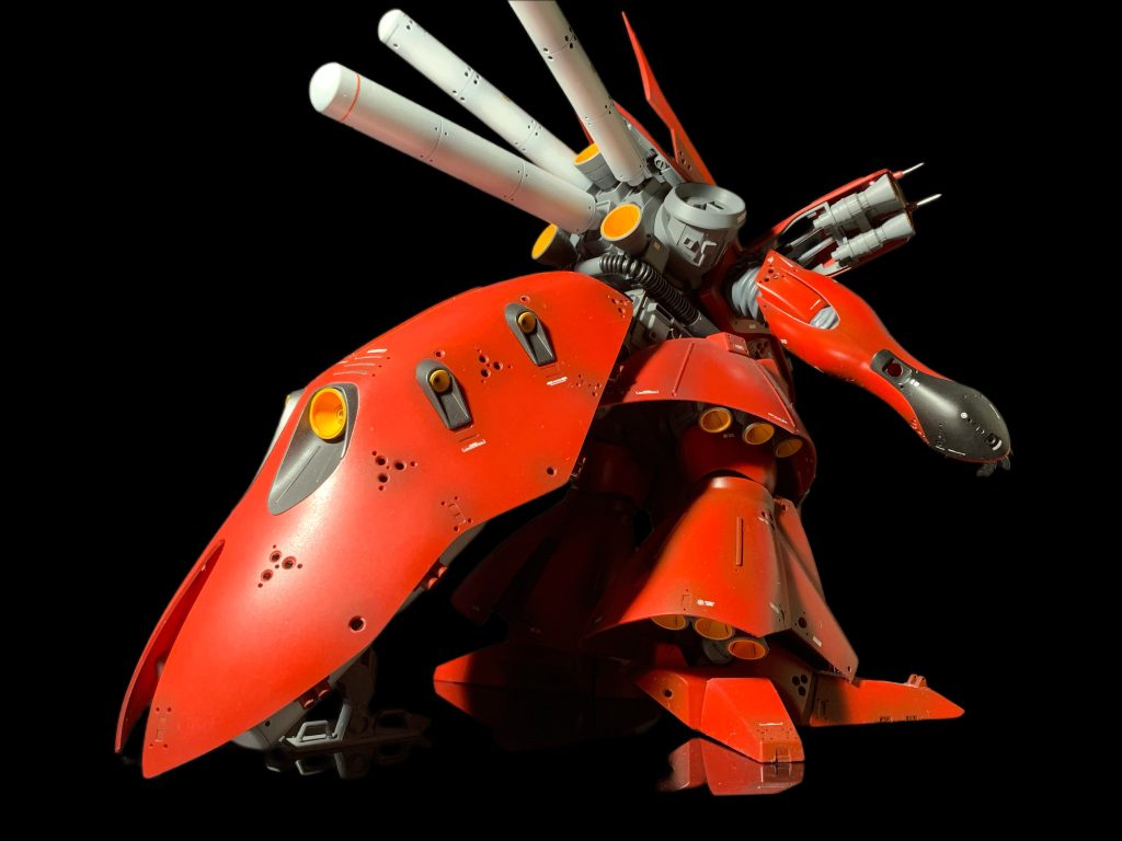 素立の状態。作例にならい、外装各所に丸穴モールドをリューターで細かく穴を開けディティールをあげています。