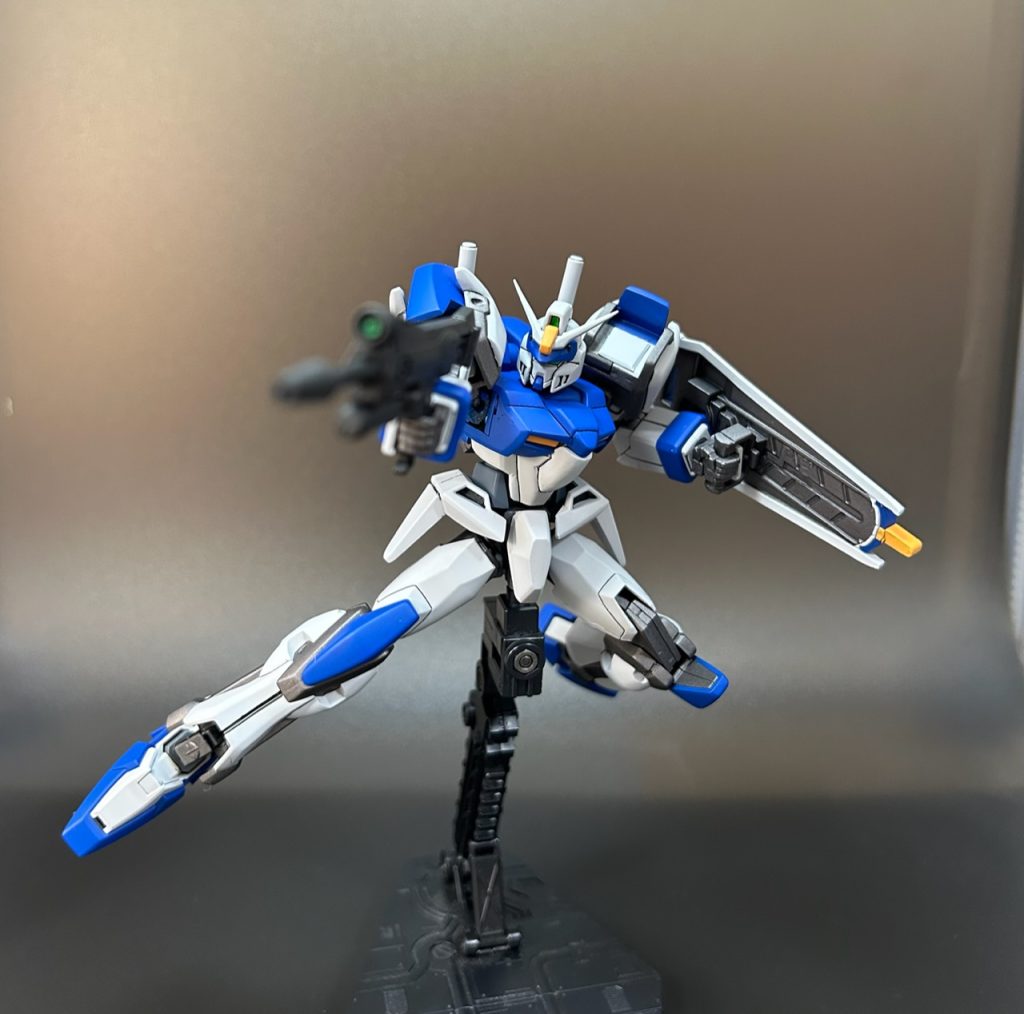 ノーマルのデュエルガンダムです。改修点は各関節の移植と両肩のBJ化、コクピットハッチの大型化、サイドアーマーの可動化など多数行い、特にサイドアーマーは独自解釈で形状を変更しました。