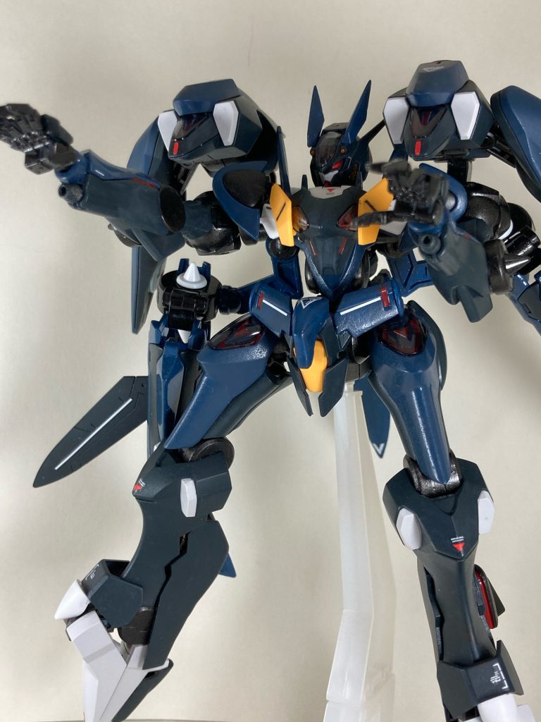 両腕部にはビームサーベルを内蔵。収納時にはビームガンとして射撃可能。