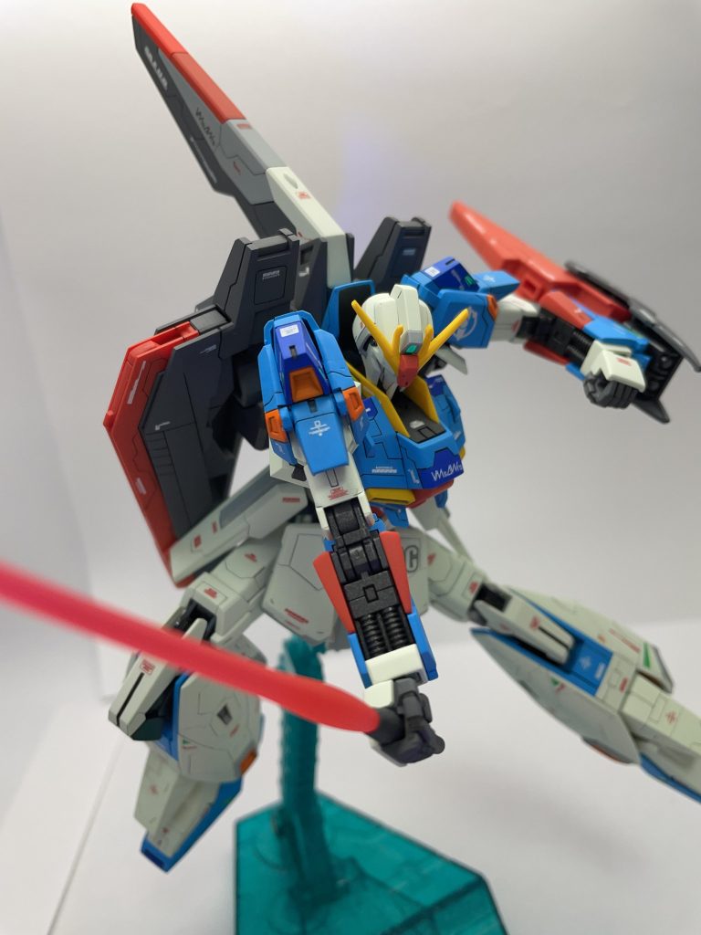 ゼータって動くイメージ無かったんですが、HGは良く動いてくれます。作りながら肩の可動の広さに驚きました。