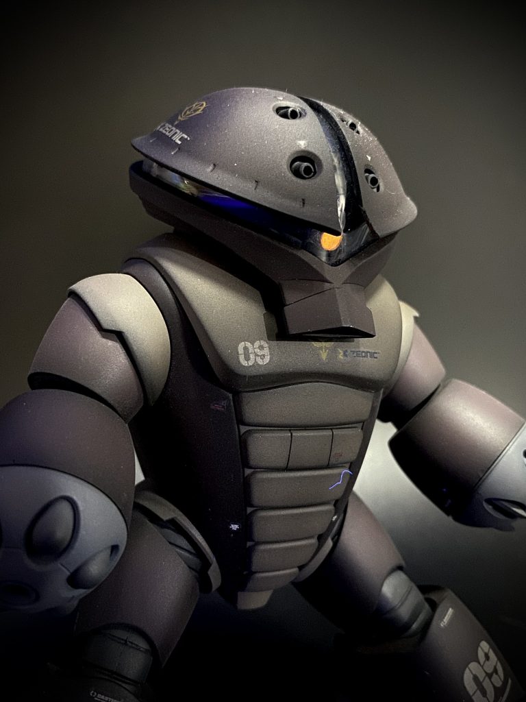 胸のよだれかけ部分（蛇腹状ディテールの1番上）のみ、パテを盛って前にボリュームアップしてます。