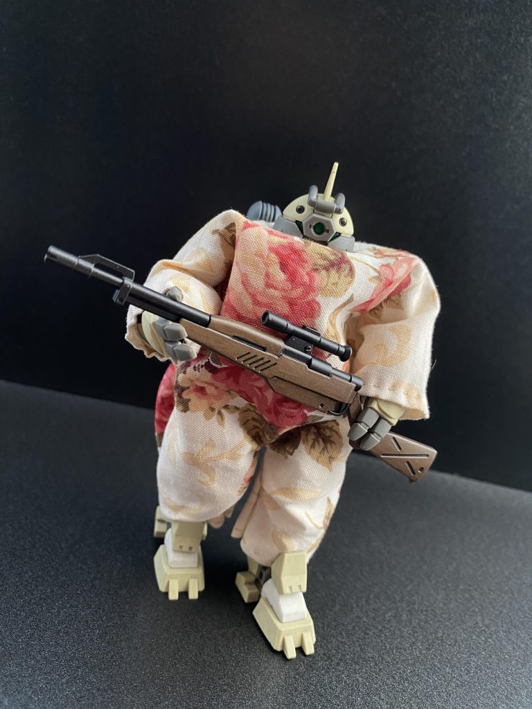 　･･･パンランチ先輩、何かが吹っ切れたのだろうか。薔薇柄である。　こちらは、会社のCM用に仕立て上げた物だ。持っているライフルは、学園の行事などで空砲を撃つ際に使用される。木製ストック(ウォールナット材)である。･･･マジか？