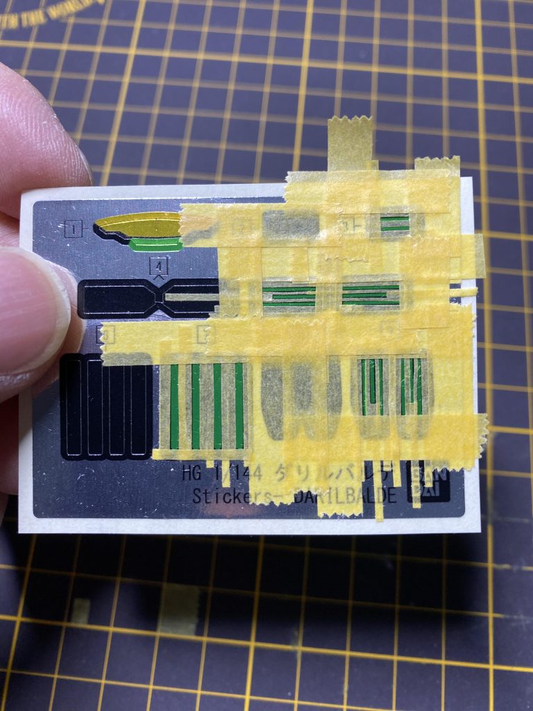 シェルユニットは付属のホイルシールにマスキングして、ガイアカラーの蛍光グリーンを塗装しました。