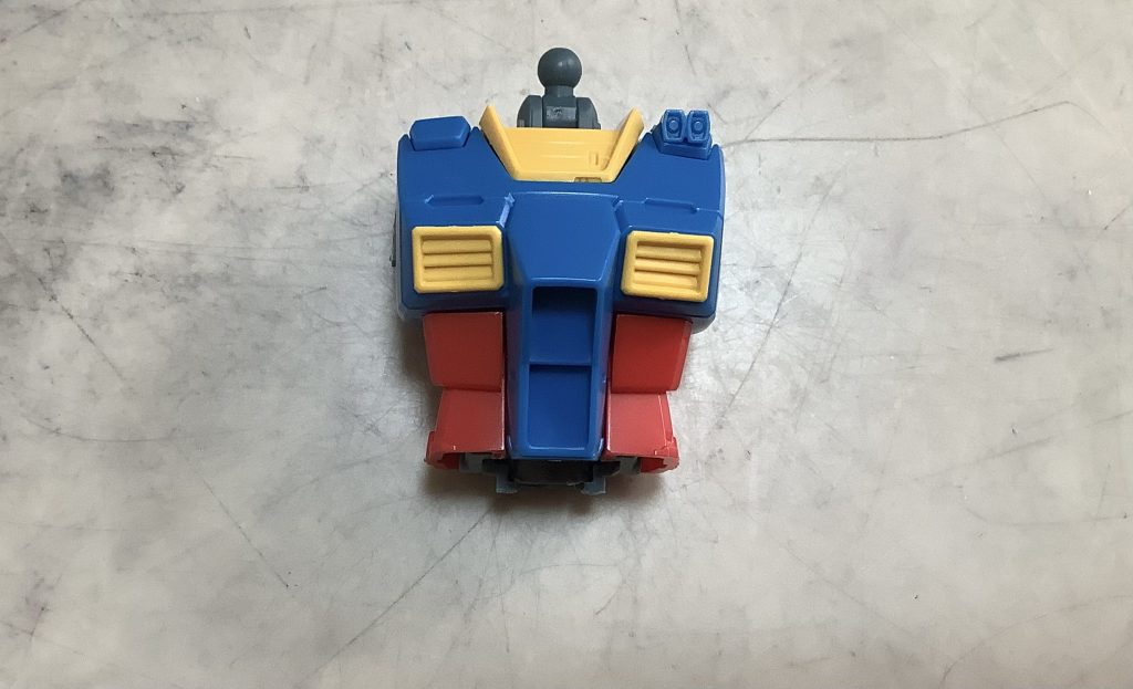 次は胴体。写真では左側の上の部分はカバー(?)がついていますが、別パーツで小型のガトリング砲をつける事もできるようです。ちなみに今回はタイトルの通りオリジン版ではなく、ククルス・ドアンの島版なので、アムロが乗っていたと思われる中期型にするので選択型のパーツは全て中期型にしています。