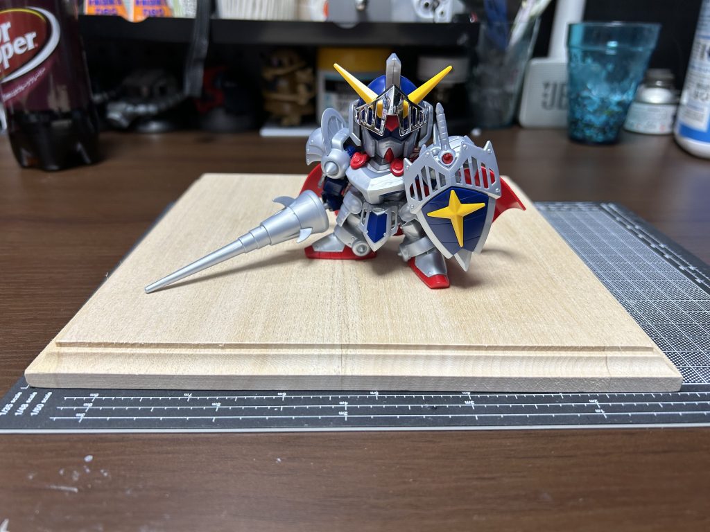 パチ組段階でグッとくるものがあります。木製ベースはホームセンターで買ってきました。深く考えず適当に選びましたがサイズ感もまあまあ。水性ニスで色つけてます。