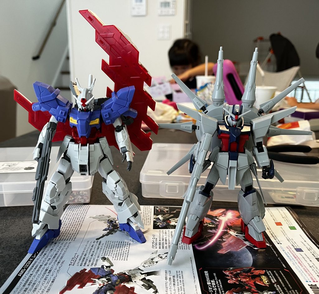 左:ムーンガンダム右:レジェンドガンダム元キットとなりますムーンはそのままでもホントカッコいい!たしかサザビーの系譜でしたよね