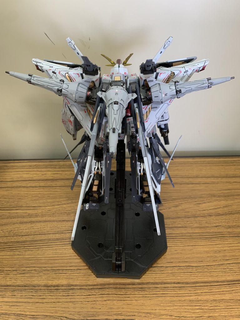 宇宙戦といえばオールレンジ攻撃、プロヴィデンスのドラグーンの砲門数ならどんな敵でも殲滅できるだろうと思い11機全て取り付けました位置は基本的にプロヴィデンスと同じ位置にしています+ファンネルミサイルも使えますハサウェイなら使いこなせるでしょう