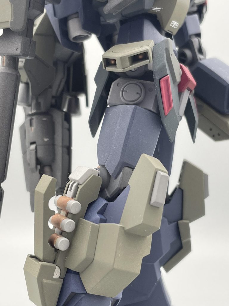 脚部・左右腰にグレネードミサイルを装備。爆発物なら効果を発揮するはず、という事で武装を盛りつつゴツいシルエットにする為ジェスタキャノン脚を使用。腰はジェスタの物。分割してマグネットを軸に仕込んでいる為左右独立可動します。