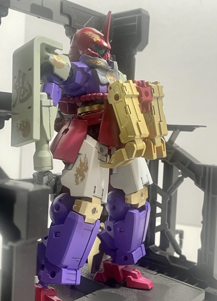 さて、今回で４体目の「月光」シリーズとなりました。カラーリングが紫、金、赤、緑とバラバラな組み合わせとなっておりますが、正規のモビルスーツと異なるイメージで作成したのでこれはこれで良かったかと。^ ^