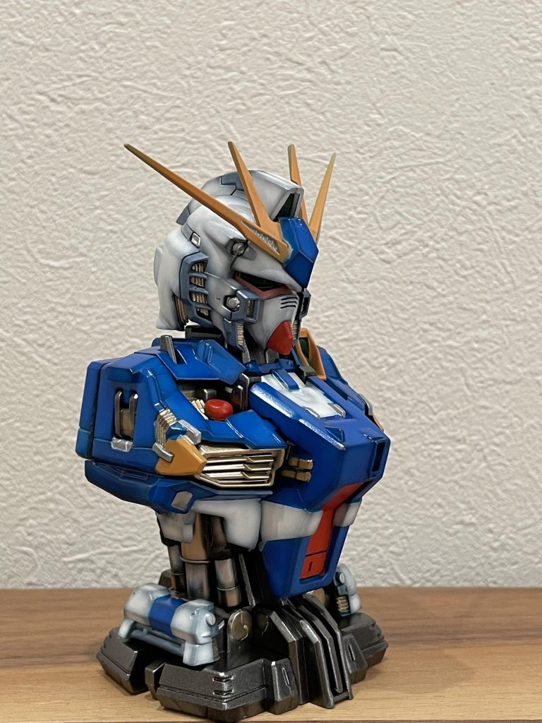 福岡立像カラーの方が好みだったので、カラーチェンジしましたがイメージ通りに出来たと思います。材質がABSですがラッカーで塗っても割れません出した。