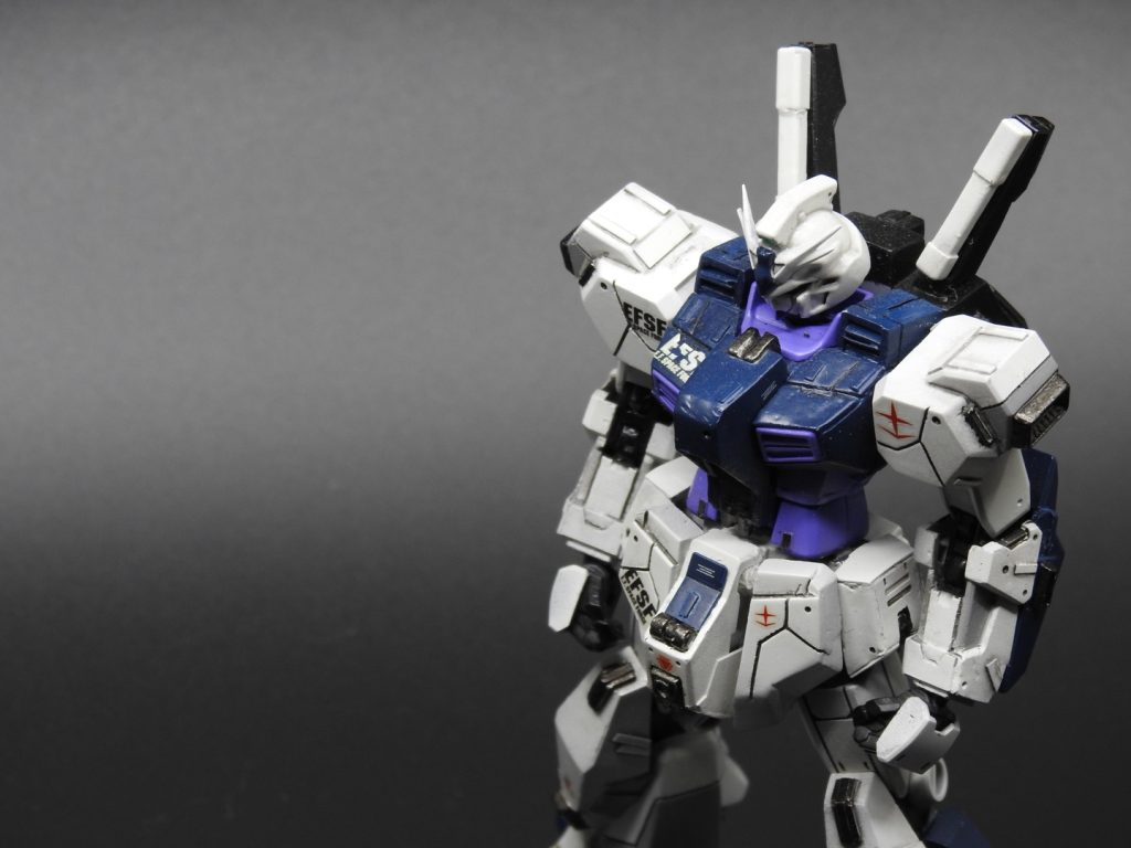 胸部はプラ板で形を整え、バッグパックはプラ板とタミヤパテで作製しています。