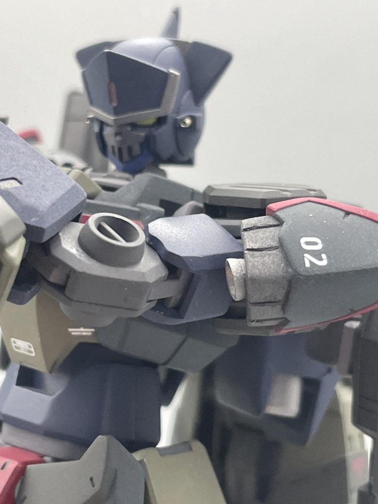 肩は合わせ目を消して筋掘りを行い、磁石を仕込む事で補助スラスターとして改造。