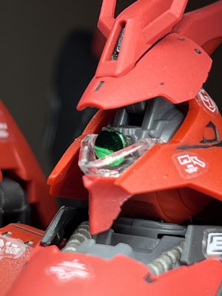 モノアイはリアリスティックデカールを貼りました。ただ、クリアになってる部分が目立ったのでクリアグリーンでセンサー部と一緒に塗りました。