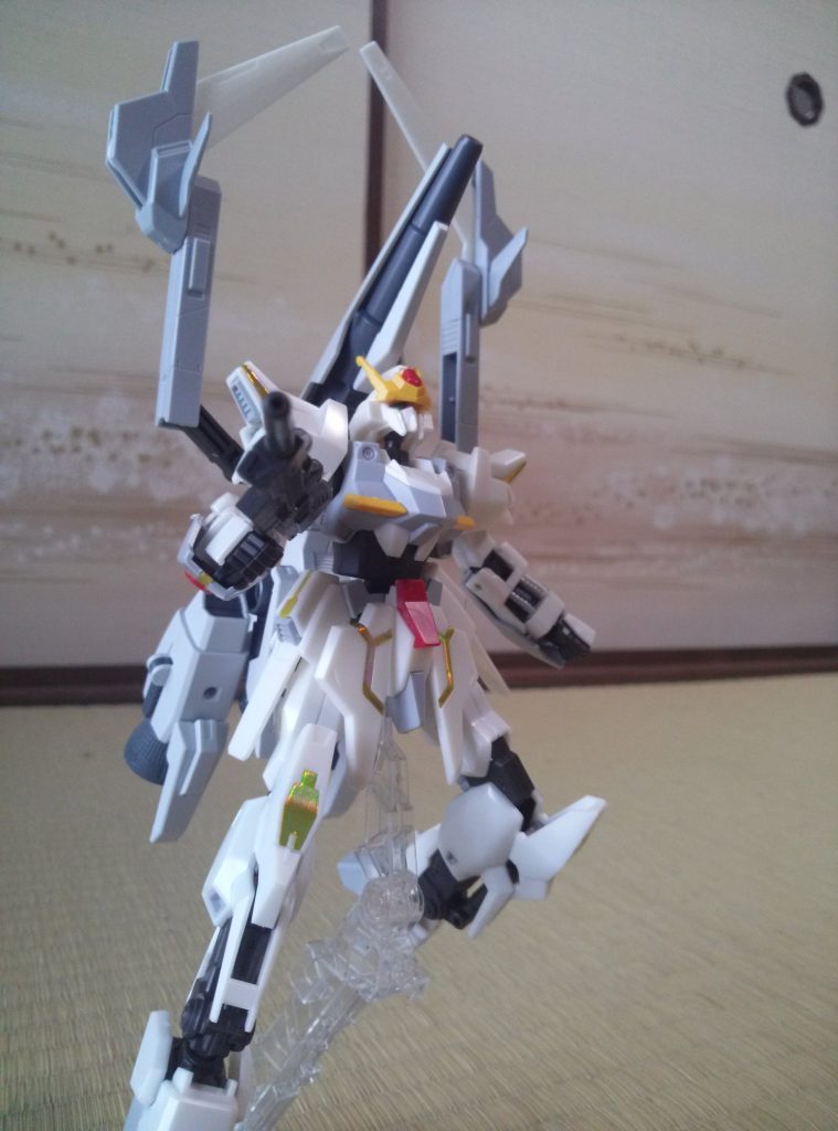 イメージとしてヴォワチュール・リュミエールで変換したエネルギーをメガランチャーで撃つ感じです。この状態なら両手をフリーにしながら使用することができます