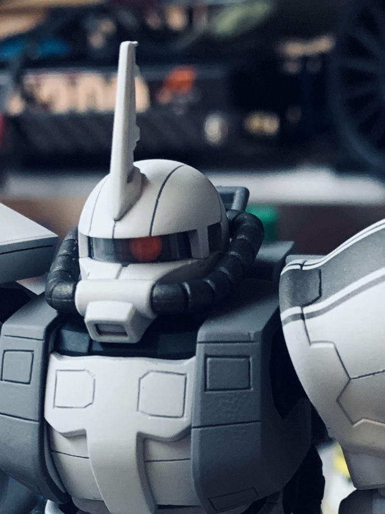 HGのモノアイが、ダサいと感じ、、ちょっと立体的に作りました。クリアのパーツは確か、、瞬間接着剤買った時に梱包されている透明の、、、ヤツです!アンテナはビルダーパーツに変えてますねっ