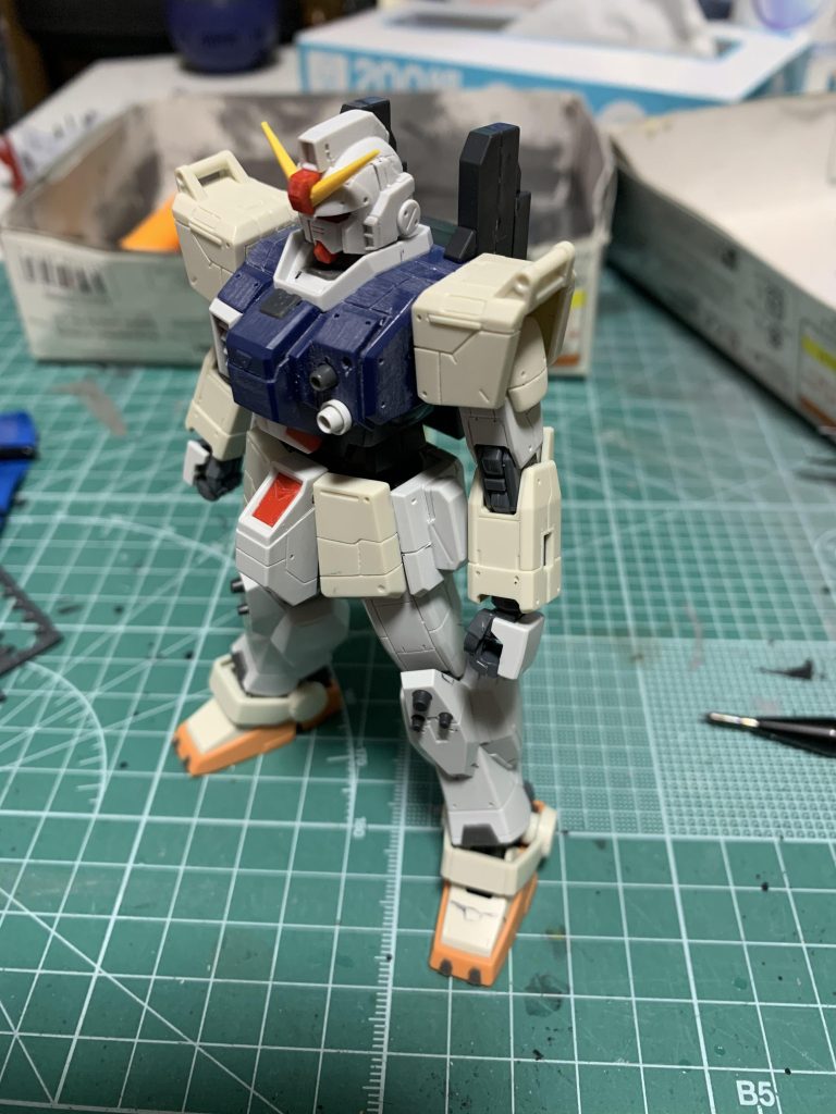 筋彫りを足して、ディテールアップパーツも付けて全体の形をイメージしながら作業を進めました。