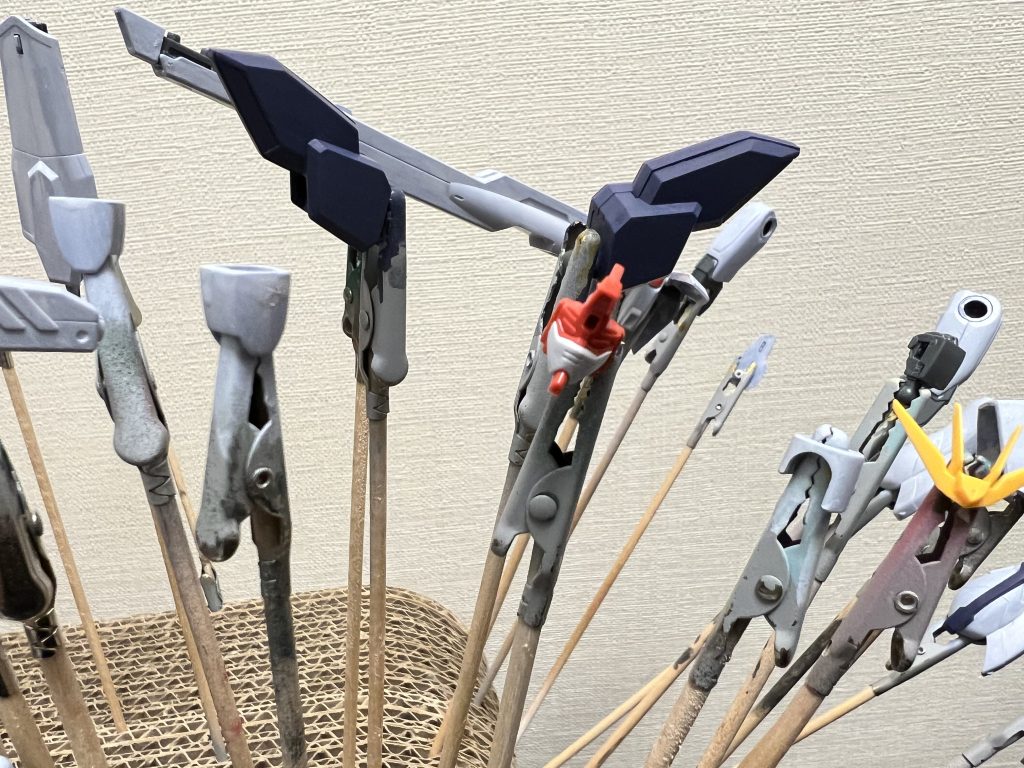 ほぼ素組みなので特に製作工程に面白みはないのですが、今回はアクリジョンでオール筆塗りにしました。アクリジョンは表面だけならすぐに乾くので、せっかちな人にはいいですねー（私がそう）