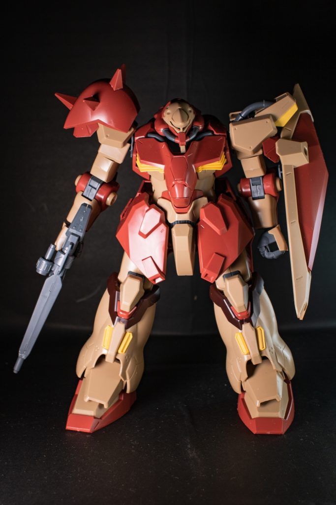 フロント:がっしりとしたフォルムだ。ライフル、盾、サーベルのみとサイズに対して武装は寂しくも感じる。