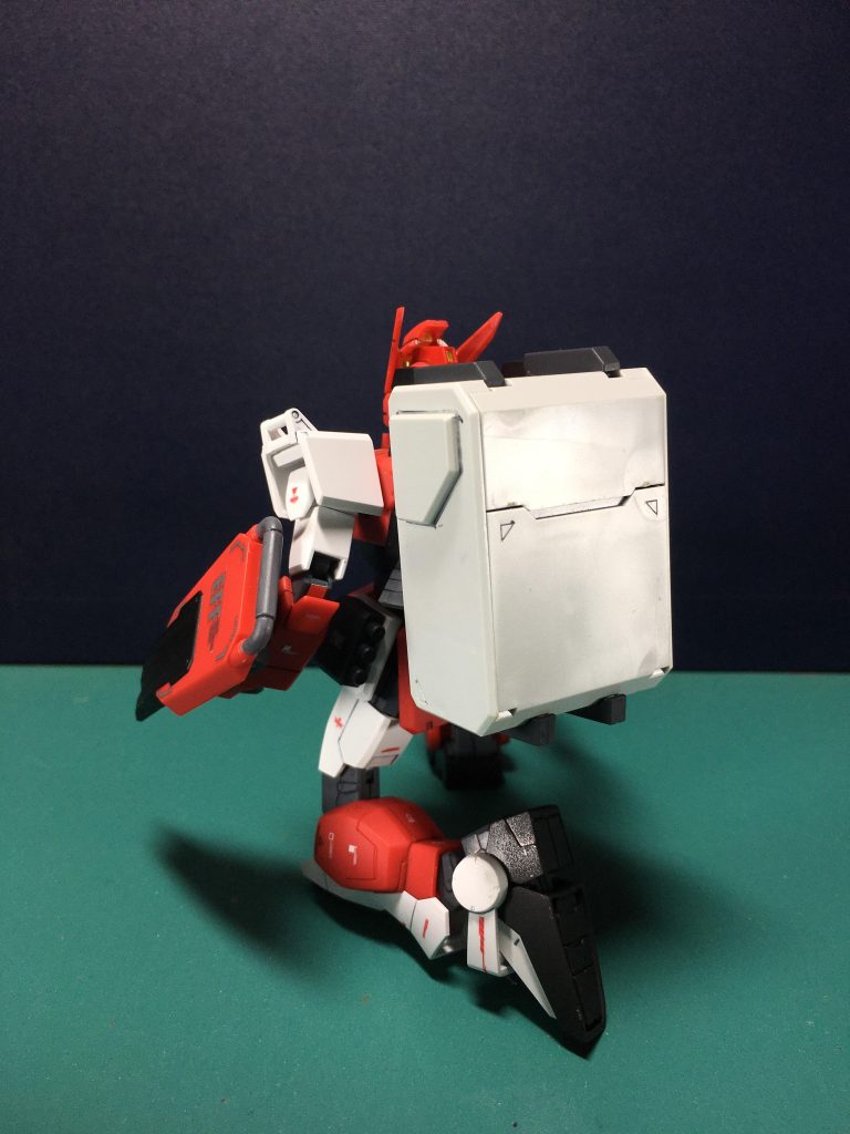 　バーニアが欠品しているのを除けば(新規バックパックに使うので)、元々の陸戦型ガンダムのバックパックも組めるので、バーニアを市販パーツで補って組み替えがきくようにしています。　新・旧問わず陸戦型ガンダムのコンテナを流用できるので装備してみました。180mmキャノンを分解した時に使う収納用ベースも付属してきますが、そちらは新版だけの対応かな。。。