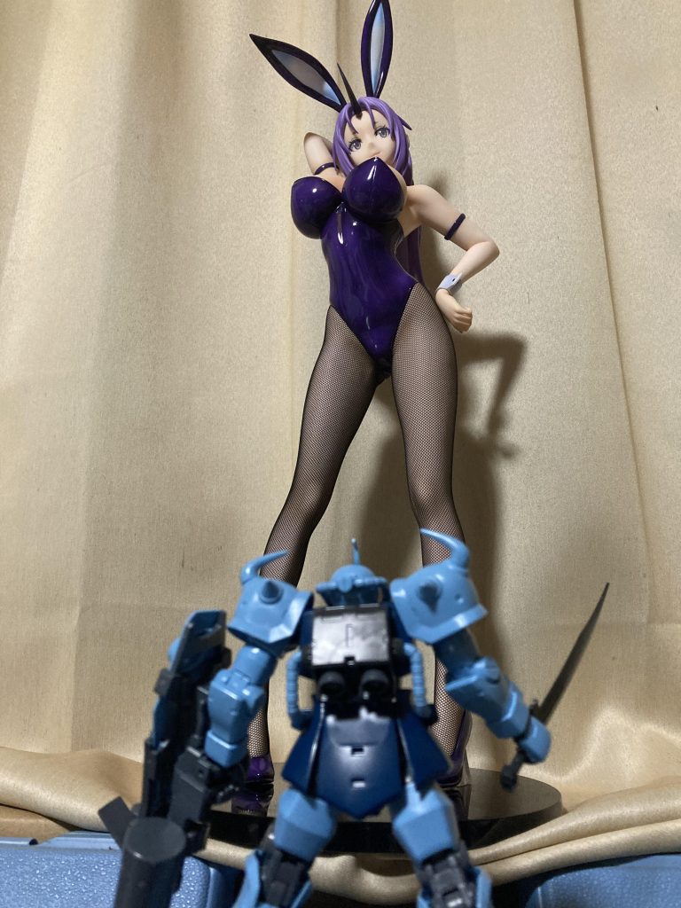 成人式前に購入した1/4シオンバニーverを見上げるグフカスくんの図。で、デカすぎる笑