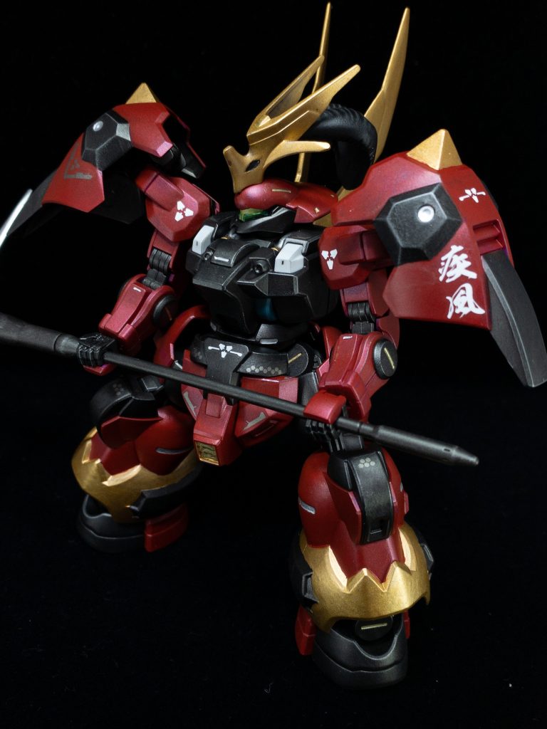 逆側の肩には疾風迅雷。特徴的な頭飾りは黒く塗ってシルバーのドライブラシでテカらせています