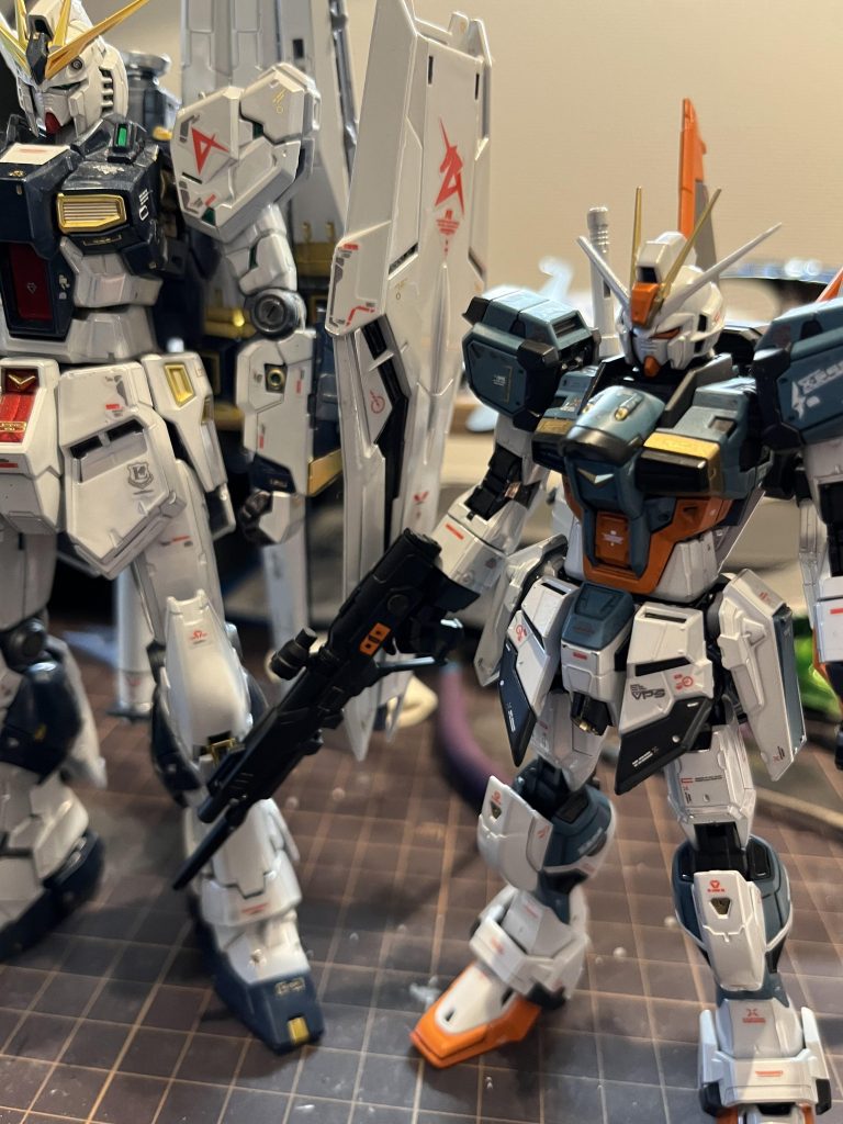 妙に難しいと感じましたがRG νガンダムと比べてかなり小さい！というかνが設定上でかいのか…