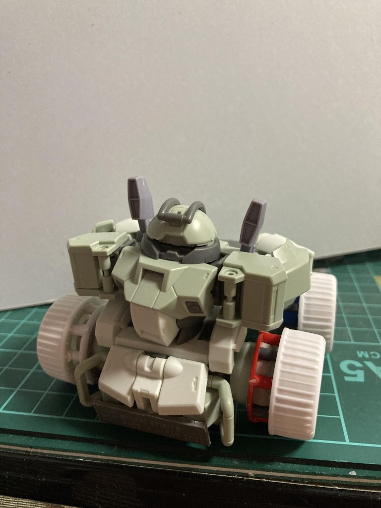 ホイールにはキットのランナー、タイヤはR-1の蓋を使用