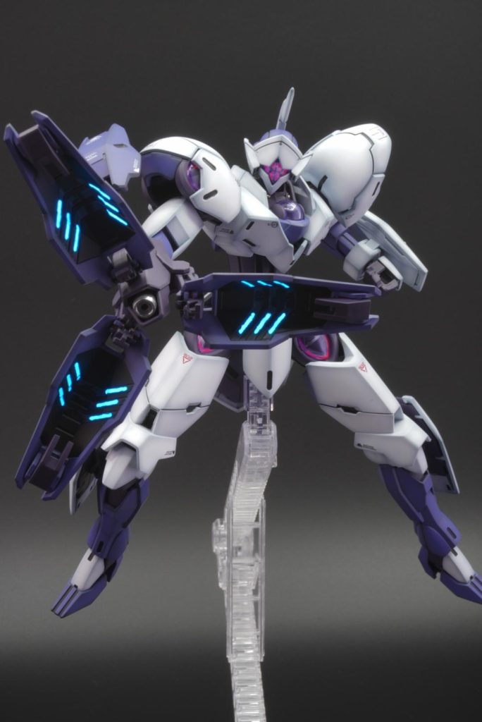 シール部分を蛍光塗料で塗り、ブラックライトで光るようにしてみました。