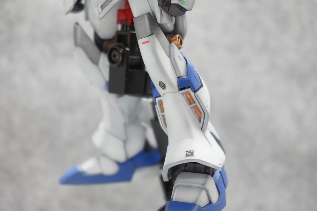 脚部が一番の改造ポイントでした。HG版はMG(Ver.Kaではない)とまでは言いませんが、かなりスリムな再現だったので。左右に1㎜ずつ程度広げているようです。