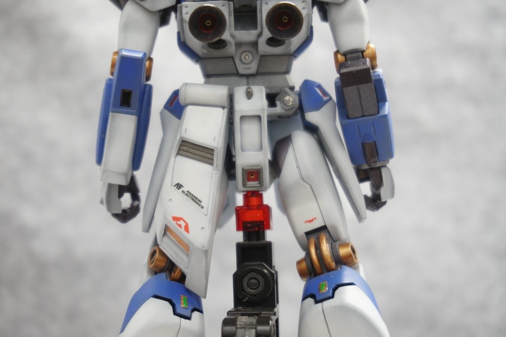 リヤのスカートアーマーは延長して大型化しています。可動の阻害防止のためにマグネット接続に改造してあります。