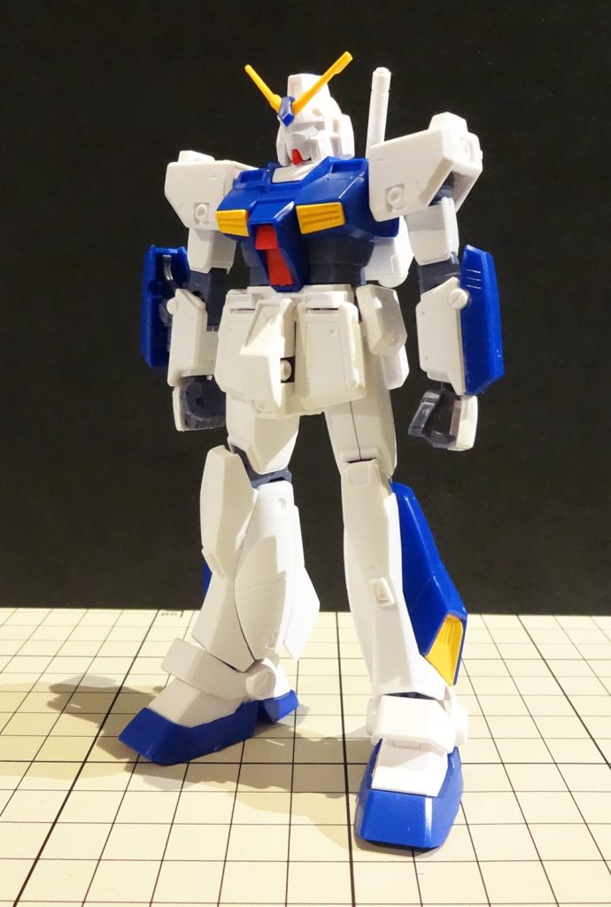 スジ彫りの追加やプラ・メタルパーツでディテールアップしつつ、手足の延長、フェイス部分をリヴァイブ版ガンダムから移植、胴体部分をジムカスタムから移植して造形変更しています。