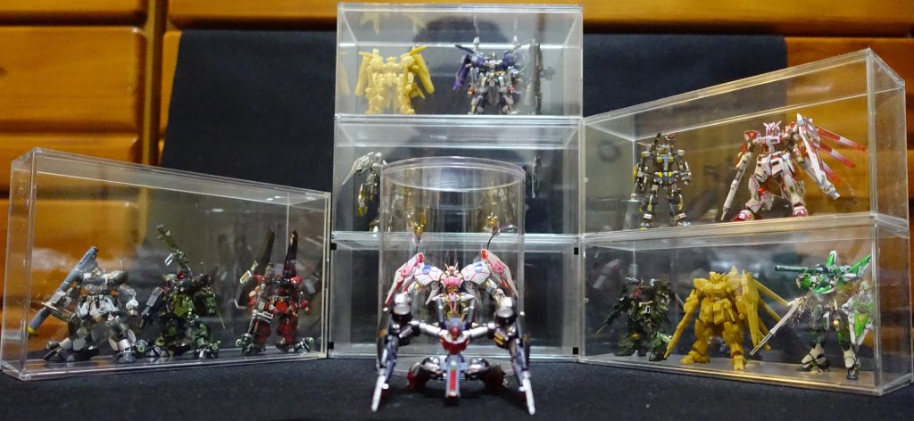 これだけ欲張って全部ならべると、いつも使ってるA2サイズのフェルトシートでもカバーしきれず、どんなふうに撮影してるか丸見えですね。いや~ん♡並べていて何故か懐かしさが・・・。昭和の第一次ガンプラ大戦のとき、今のようにガンプラが手に入らなかった小学生のKaishi-Den少年は、代わりに一生懸命ガン消し(ガンダム消しゴム)やキン消し(キン肉マン消しゴム)をラッカー塗料のMr.カラーで塗っていたのでした。シンナーの匂いですぐにラリラリホーになってしまうので、真冬でも窓全開で、凍えながら筆塗り。凍えて手が震えてどの色の境界線もウネッてました(笑)。しかも、せっかく塗ったのに、ゴムが相手なのでペリペリ塗装が剥がれていき、カオスでしかなく・・・・。懐かしいなあ・・・・。うなずきながらこの文を読んでくださっている全国のアーティファクティストの皆さんは、結構多いんではないでしょうか?今年もいろいろ皆さんからモチベとセンスとノウハウをドロボーさせていただきます。どうぞよろしくお願い申し上げます。Kaishi-Den