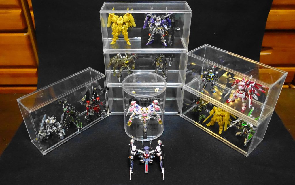 【ウラバナシ】PHASE-3の発売で年末から一気に活気づいてきたアーティファクト作品たち。半年ほど過疎ってましたが、PH-3作品で100イイネ超えの猛者の作品も続々。く~、刺激される~!!けれど、私にはまだアップできる完成品がない~。お正月休み中に完成しそうにない~。手慣らしのPH-3ダブルオーライザーをしかかってるけど、いろいろこねくり回したくなってしまって、しばらく出来上がる目処たたず(笑)。うずうずしながら いつもの「夜のトリントン基地滑走路(妻のLEDライト付きテーブルミラー)」に去年の作品を全部のせてみて遊んでいたところ、「お、アーティファク丼だ!」と思ってしまったわけです。どうにかして、お祝いムードに参加したかったんですもん。