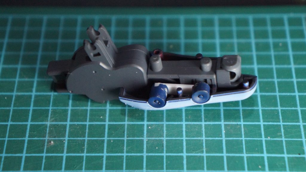 冬場でなかなか塗装が進まず（寒くてやる気が出ず）、長い間パーツを持ち手に挟みっぱなしにしていたら、完成間近にして太ももの丸いパーツを紛失していることが判明…。仕方がないので、5㎜径のプラパイプから似たようなものを作成しました。パーツの管理はしっかりしないといけませんね…。最後までご覧いただき、ありがとうございました。