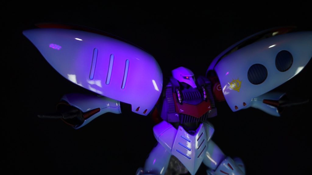 ツインアイは蛍光ピンク、外装のスリットから覗く赤い部分には、蛍光クリアーを塗っています。ブラックライトが安物だからか、蛍光塗料を塗っていない部分も紫っぽくなってしまうので、いまいちですね…。