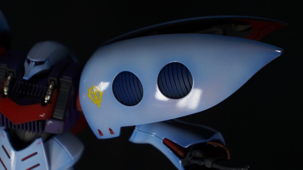 デカールを貼り付けた後に光沢クリアーでトップコートしています。バインダー外側の小さい赤い部分はマスキングを失敗すると苦労してきたキャンディ塗装を台無しにしてしまうので、エナメル塗料で似たような色に調色して塗っています。