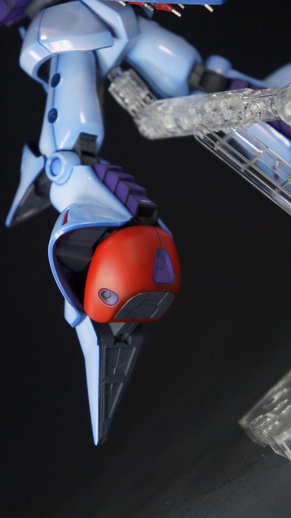 かかとや前腕部などの合わせ目が出る箇所はすべて段落ちモールド化しています。