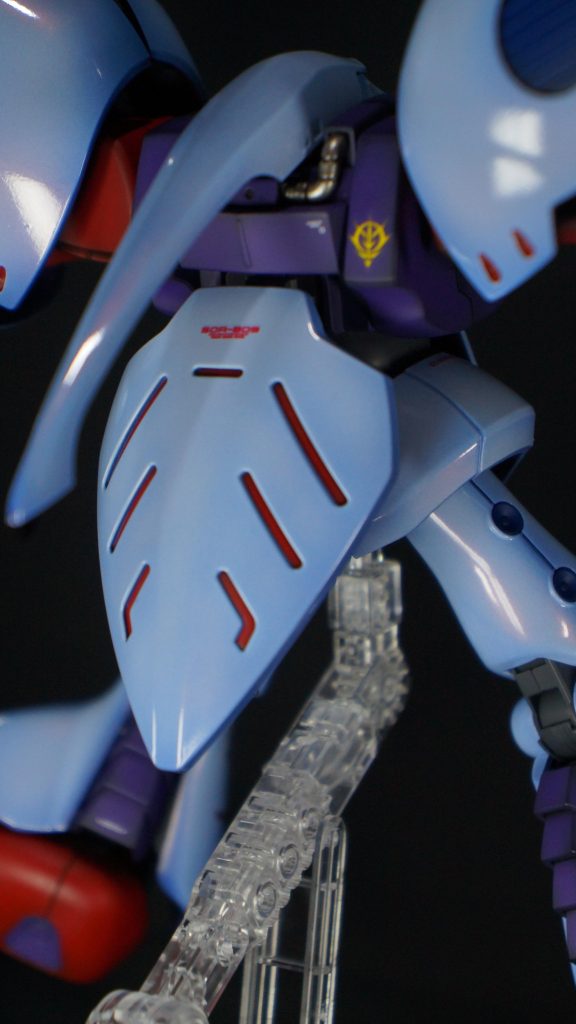 背面アップ動力パイプはスターブライドジュラルミンで塗っています。背中にもジオンマークを貼ってみました。