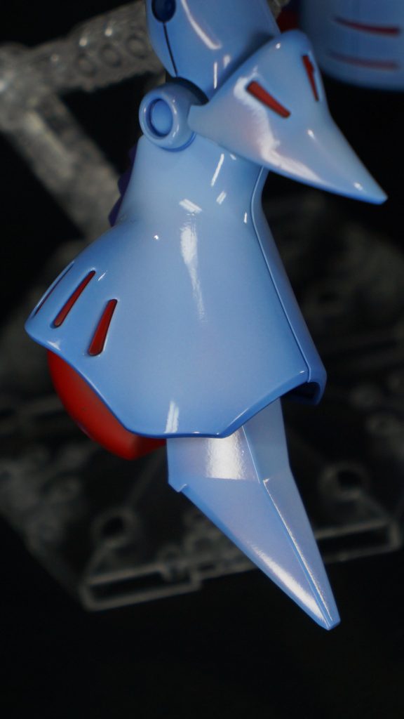 写真ではわかりにくいですが、メタリック層でグラデーションをかけてパーツの端に黒を残すことで明暗を出しています。ただ、メタリック塗料はノズルが詰まってしまうので、ニードル引き気味で吹かざるを得ず、思うようなグラデーションにできませんでした。