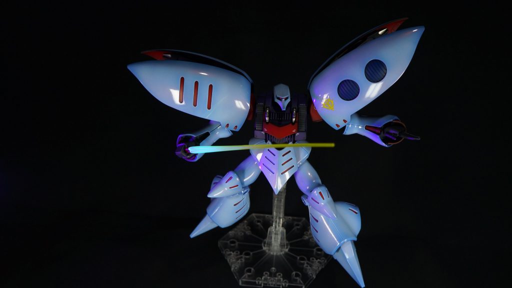 今回は蛍光塗料を取り入れています。ビームサーベルは根本部分に蛍光クリアーを塗り、艶消しトップコートを吹いています。