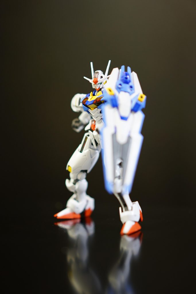 エスカッシャンの一部にブルー塗り分けがありました。合わせて素のブルーパーツも一部塗って、ツートンブルーにしてみました。