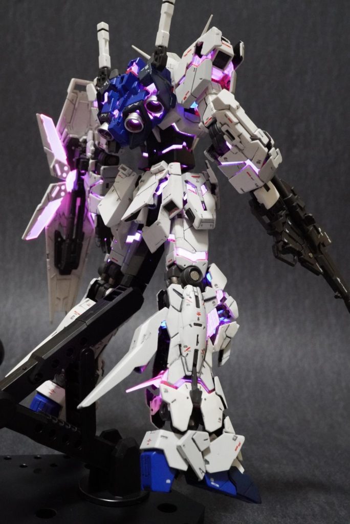 バーニア部はシルバーで塗装。部分塗装で、タミヤのエナメル、チタンシルバーで筆塗りです。