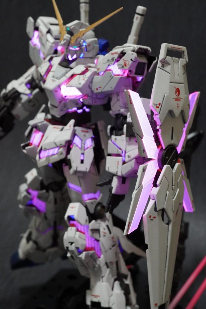 サイコフレームはABSなので、塗装はせずに、ハセガワのセラミックコンパウンドで磨きました。