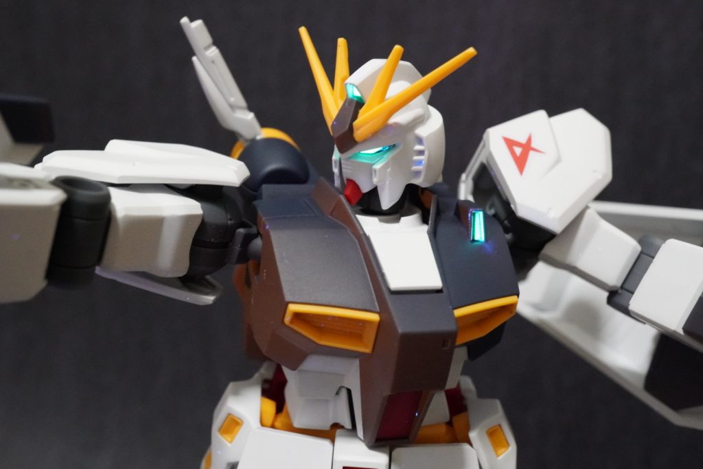 νガンダム　塗装レシピH＝水性ホビーカラー　G＝ガイアノーツ■ツインアイ、センサー部Gサーフェイサーエヴォブラック→GEXクリアーG蛍光グリーン■トップコートHつや消しクリアー■スミ入れなし●成型色仕上げ●全パーツヤスリがけ●アンテナシャープ化