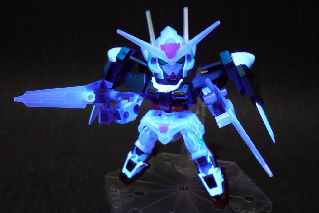 ホワイト部分は、蛍光クリアーで塗装。ブラックライトで発光します。