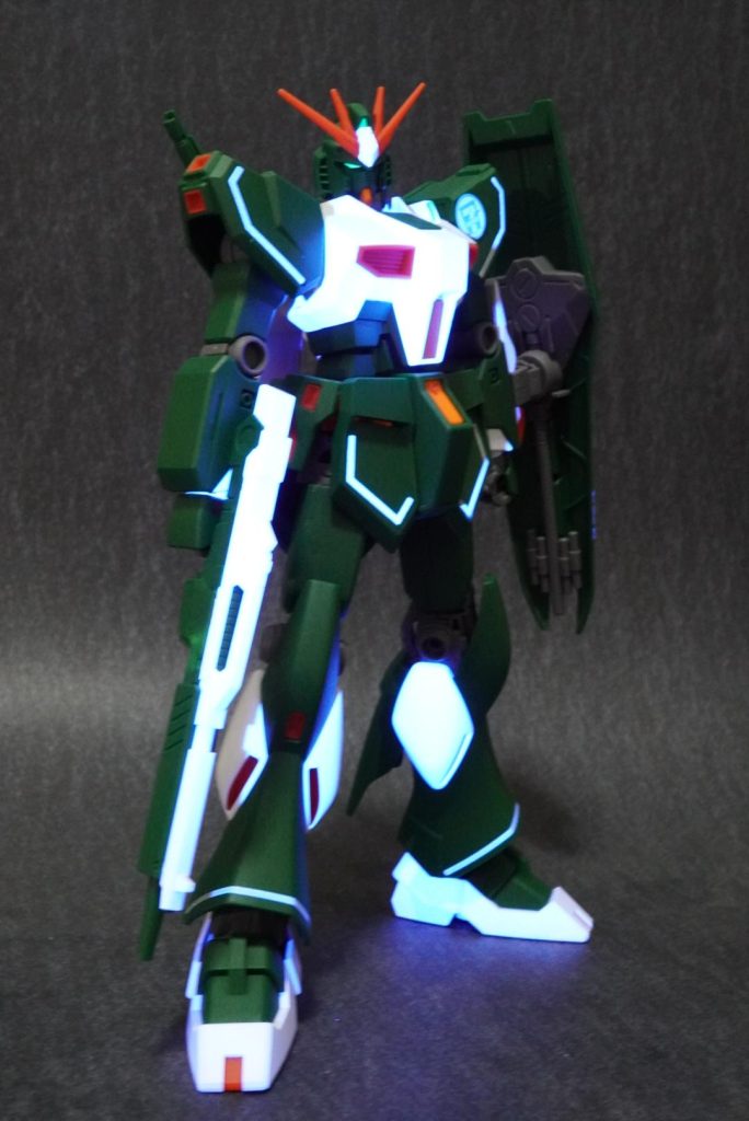 普通のつや消し仕上げのガンダムかと思いきや、ブラックライトで発光します。