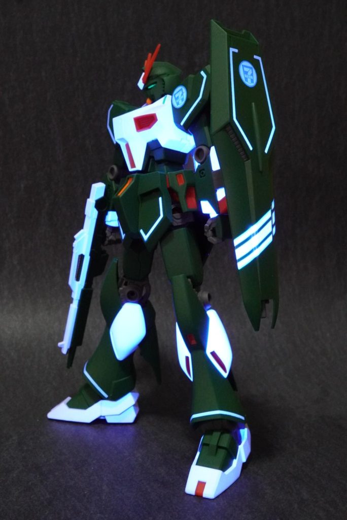 成型色とデカールのホワイトをいかして、蛍光クリアーで塗装。デカールは塗装後、貼りました。